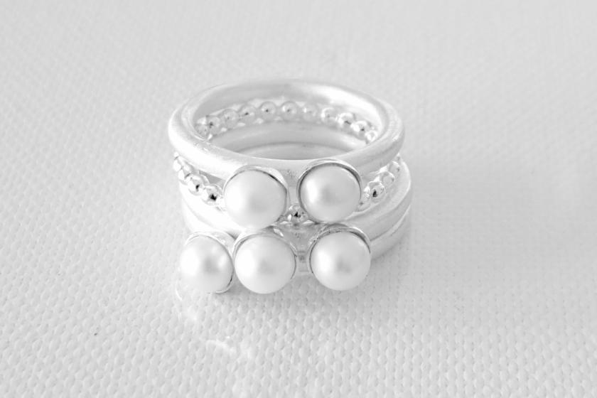 Set of recycled silver ring, decorated with pearls.
