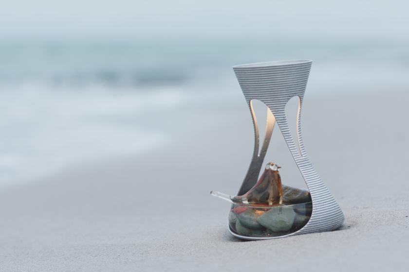 Arya (Portable - Metal version with a glass bird inside a glass bowl on a beach)
